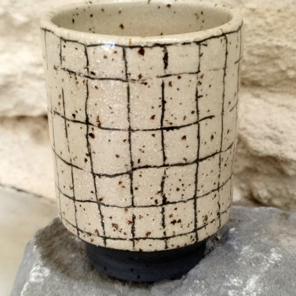 Tasse kariert / h 6,5 cm / 22,00 €